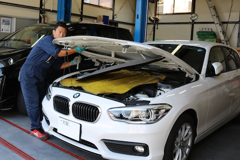 飛び石などでボンネットにヘコミ、塗装しない修理跡の無いデントリペア