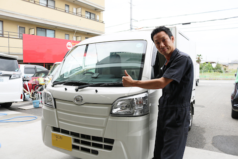 働くお車のフロントガラスに傷！40分程のピットインで修理します！