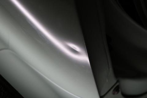 車のヘコミ、どんな場所でもデントリペアで即日解決！