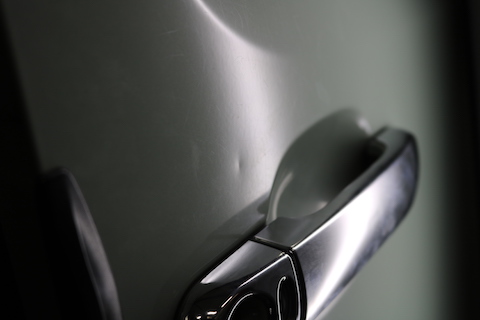 車のヘコミ、どんな場所でもデントリペアで即日解決！