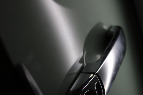 車のヘコミ、どんな場所でもデントリペアで即日解決！