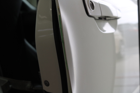 ドアエッジが大きくへこんでも、板金塗装しない修理で即日施工！