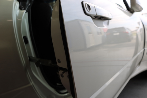 ドアエッジが大きくへこんでも、板金塗装しない修理で即日施工！