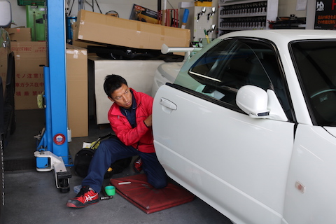 ドアエッジが大きくへこんでも、板金塗装しない修理で即日施工！