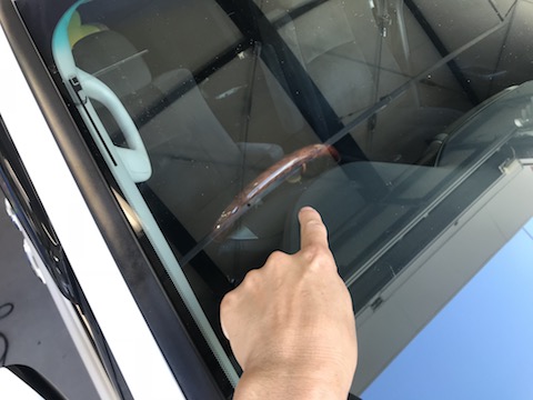 大きな飛び石の傷、断られる大きさ・場所でも修理します！