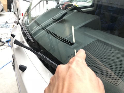 働くお車のフロントガラスに傷！40分程のピットインで修理します！