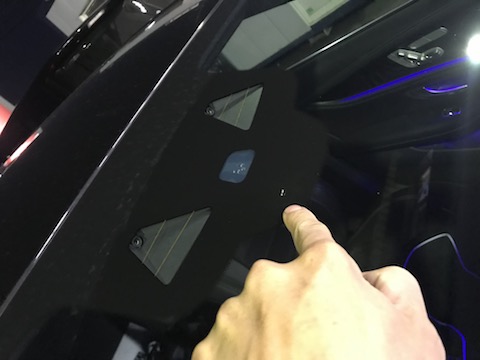 気をつけてください！フロントガラスの見えにくい場所に飛び石の傷！