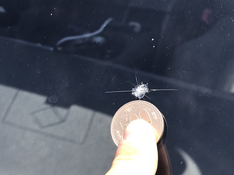 フロントガラス交換と言われる飛び石の傷、デントスマイルで直します！