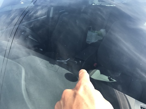 フロントガラス交換と言われる飛び石の傷、デントスマイルで直します！