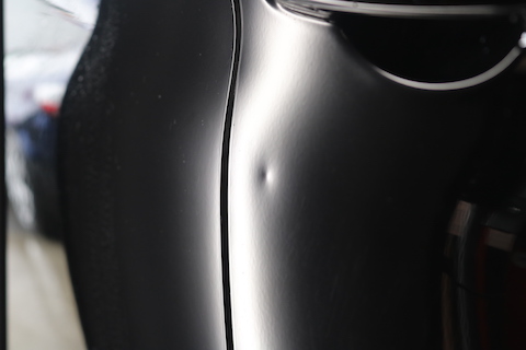 複数のヘコミもコーヒー飲んでる間に綺麗に修理が可能！