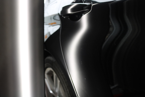 複数のヘコミもコーヒー飲んでる間に綺麗に修理が可能！