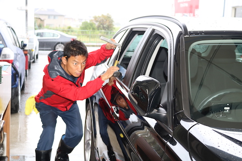 複数のヘコミもコーヒー飲んでる間に綺麗に修理が可能！