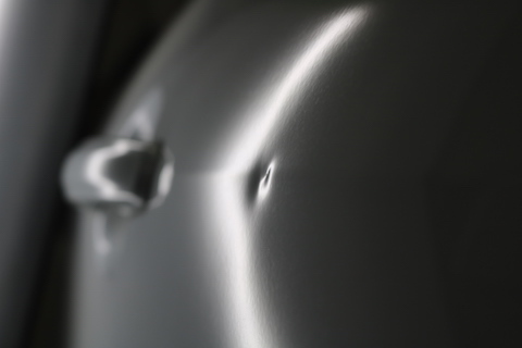 深いヘコミも鈑金塗装しないデントリペアで修理が可能！