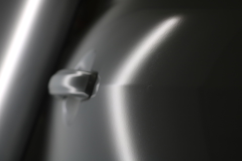 深いヘコミも鈑金塗装しないデントリペアで修理が可能！