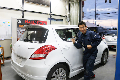 深いヘコミも鈑金塗装しないデントリペアで修理が可能！