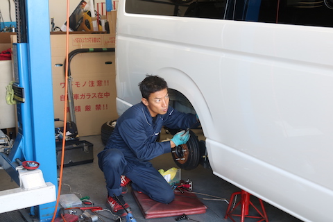 ハイエースの大きなヘコミ、塗装しないでヘコミを消します！直します！