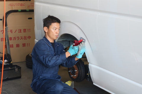 ハイエースの大きなヘコミ、塗装しないでヘコミを消します！直します！