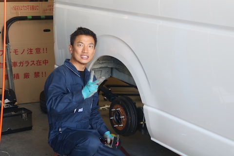 ハイエースの大きなヘコミ、塗装しないでヘコミを消します！直します！