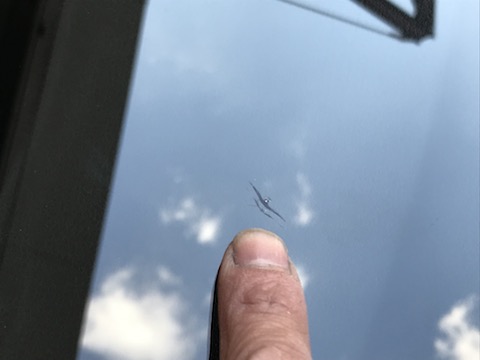 フロントガラスが割れていると、車検に合格しません！高額な交換より安価な修理をお勧めします！