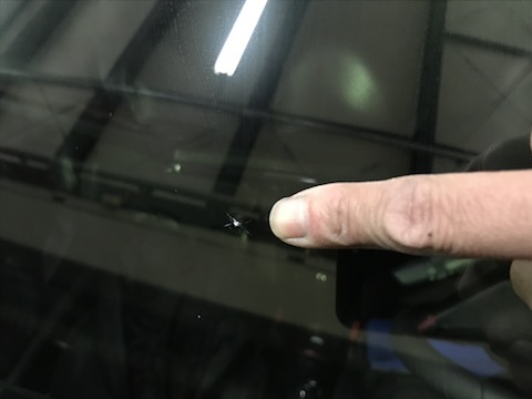 車のガラスが割れても、交換しないで修理出来る方法があります！