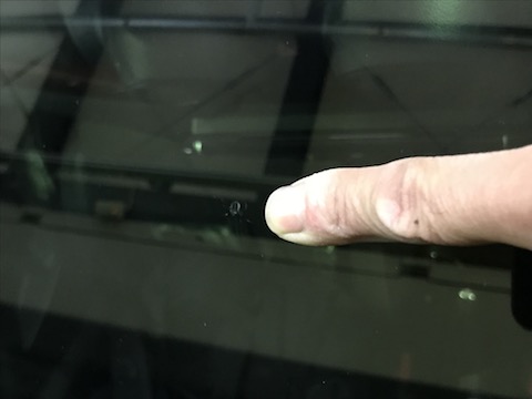 車のガラスが割れても、交換しないで修理出来る方法があります！