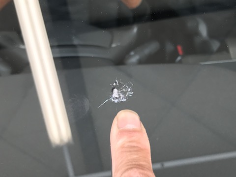 車のフロントガラスに大きなヒビ割れ！最小限のご負担で直します！