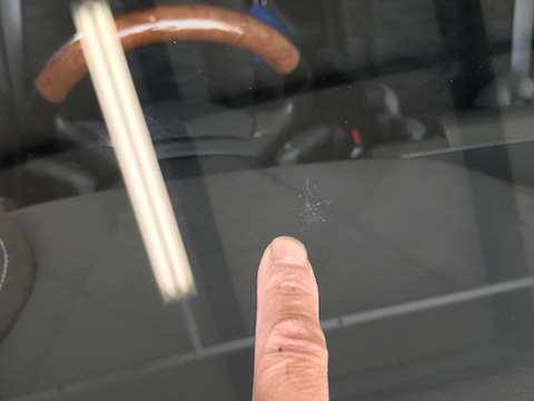 車のフロントガラスに大きなヒビ割れ！最小限のご負担で直します！