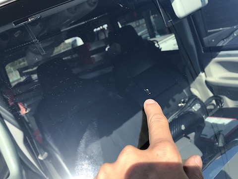 仕事用のお車、ちょっと立ち寄ってもらえれば、割れたフロントガラス修理致します！