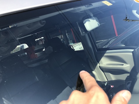 仕事用のお車、ちょっと立ち寄ってもらえれば、割れたフロントガラス修理致します！