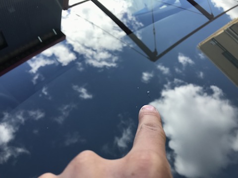 ウインドリペアというフロントガラスを直す方法なら交換しなくても大丈夫！