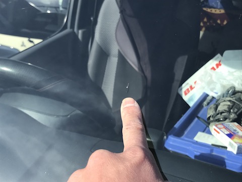 フロントガラスに飛び石被害！ヒビが入っても修理して車検に合格！