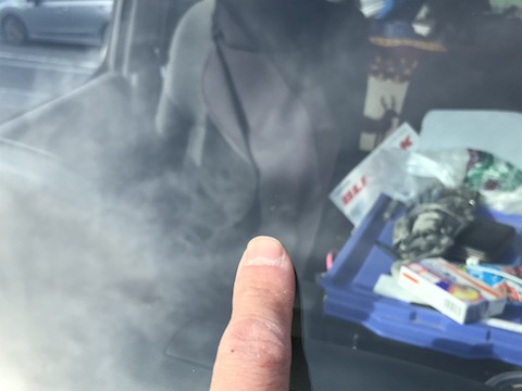 フロントガラスに飛び石被害！ヒビが入っても修理して車検に合格！