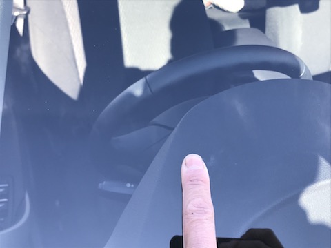 フロントガラスに飛び石で表面欠け。目立つ傷を補修します！