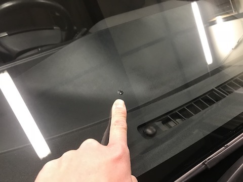 フロントガラスの割れ・ヒビ修理、1箇所15,000円で直ります！