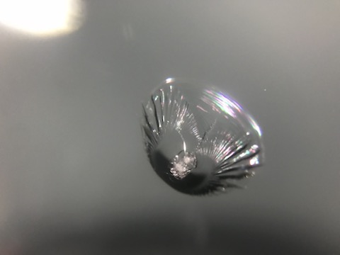 フロントガラスの割れ・ヒビ修理、1箇所15,000円で直ります！