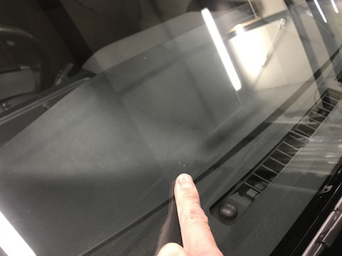 フロントガラスの割れ・ヒビ修理、1箇所15,000円で直ります！