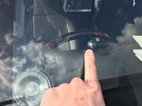 車のフロントガラスに大きな飛び石の傷・割れも直ります！