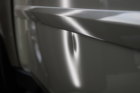 車のドアの大きなヘコミも、塗装しないデントリペアで直します！