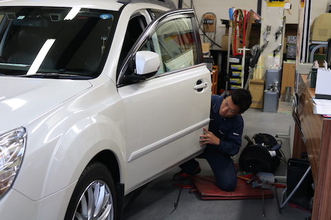 車のドアの大きなヘコミも、塗装しないデントリペアで直します！