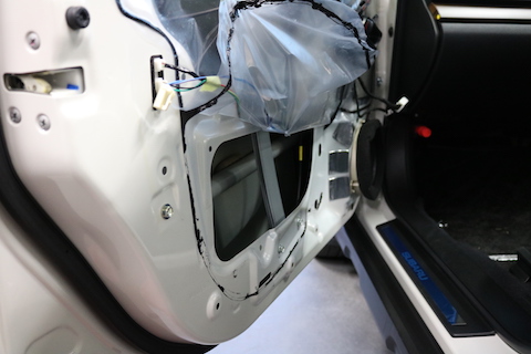 車のドアの大きなヘコミも、塗装しないデントリペアで直します！