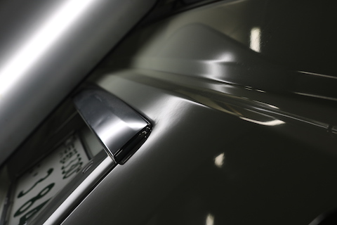 車のトランクにヘコミ。修理はデントリペアが一番綺麗に直ってお得！