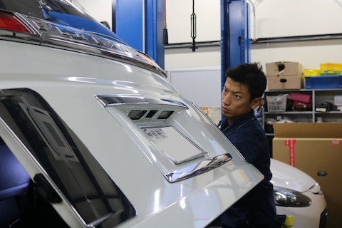 車のトランクにヘコミ。修理はデントリペアが一番綺麗に直ってお得！