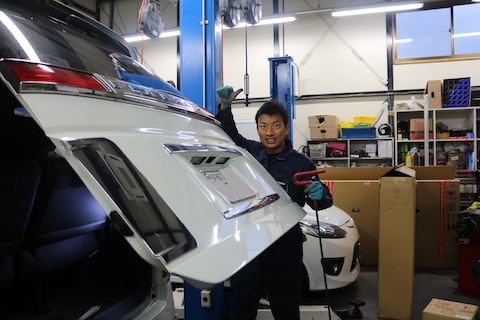 車のトランクにヘコミ。修理はデントリペアが一番綺麗に直ってお得！