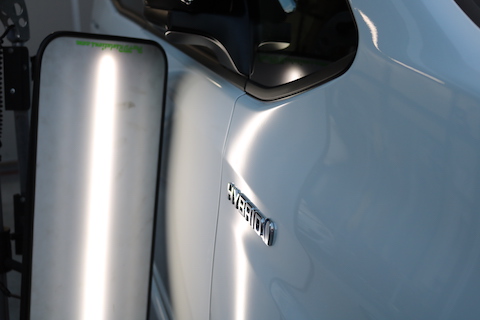 新車に出来たヘコミ！大丈夫です、チョットの費用と時間で直ります！