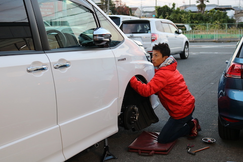 新車に出来たヘコミ！大丈夫です、チョットの費用と時間で直ります！