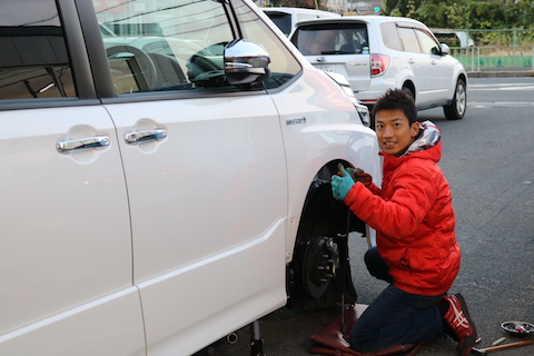 新車に出来たヘコミ！大丈夫です、チョットの費用と時間で直ります！