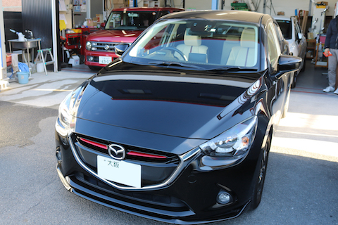 フロントガラスに飛び石で表面欠け。目立つ傷を補修します！