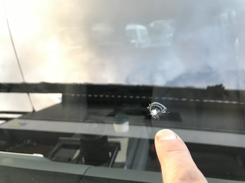 仕事用の車、時間の無い方に必見、フロントガラスの修理を40分〜で直します！