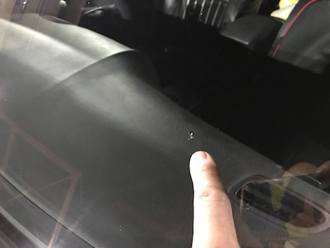 フロントガラスのヒビは、駐車中でもヒビが伸びてしまいます！早めの修理を！