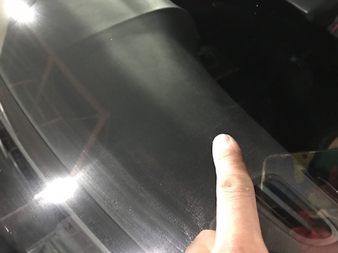 フロントガラスのヒビは、駐車中でもヒビが伸びてしまいます！早めの修理を！